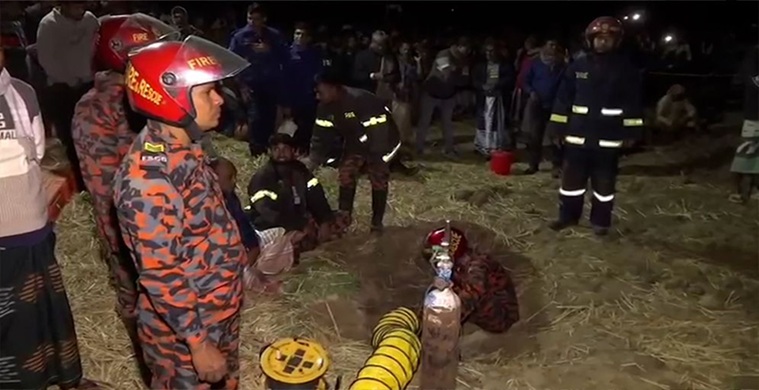 ৯ ঘণ্টায়ও উদ্ধার হয়নি গভীর নলকূপে পড়ে যাওয়া শিশু সাজিদ