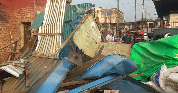 নোয়াখালীতে রেলওয়ের জায়গা থেকে অবৈধ স্থাপনা উচ্ছেদ