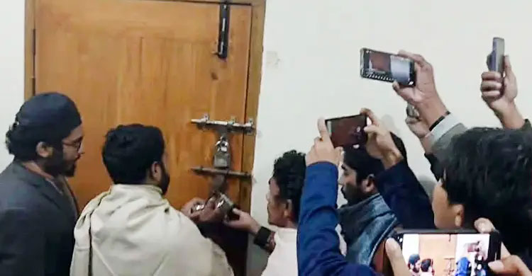 রাবিতে আওয়ামীপন্থি ডিনদের অফিসে তালা