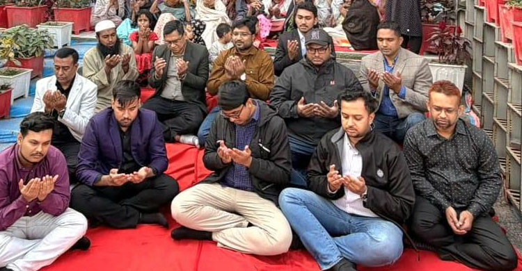 খালেদা জিয়ার রোগমুক্তি-তারেক রহমানের নিরাপদ প্রত্যাবর্তন কামনায় দোয়া ও বস্ত্র বিতরণ