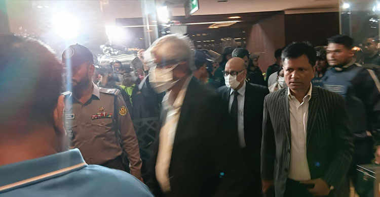 ৬ ঘণ্টা অবরুদ্ধ থাকার পর সচিবালয় ছাড়লেন অর্থ উপদেষ্টা