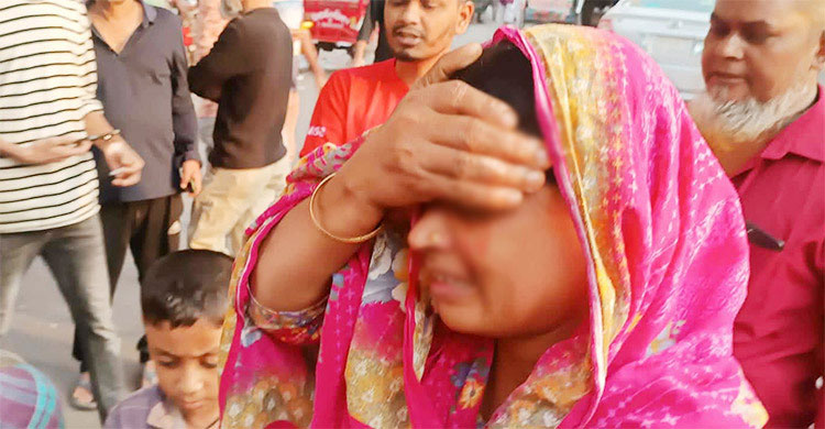 কয়েক মিনিটে তিনটি ককটেল বিস্ফোরণ, নারী আহত