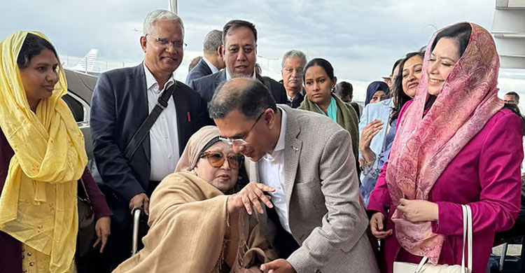 ‘খালেদা জিয়ার অবস্থা অপরিবর্তিত থাকলে দ্রুতই দেশে ফিরবেন তারেক রহমান’