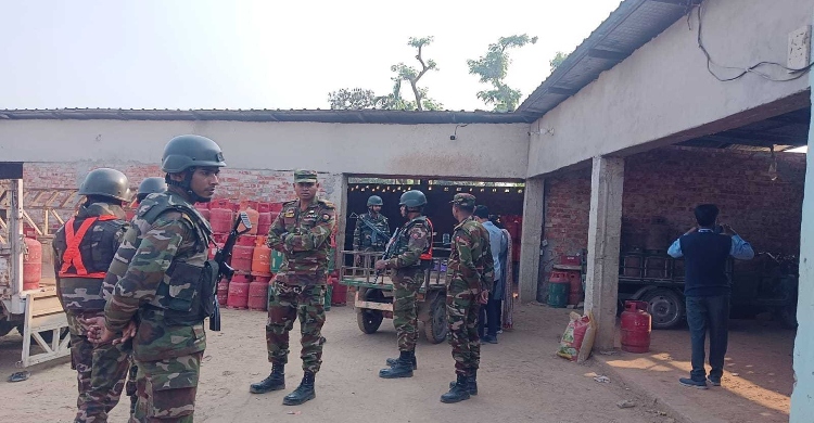 সেনাবাহিনীর অভিযানে জব্দ হাজারেরও বেশি ক্রস ফিলিং সিলিন্ডার