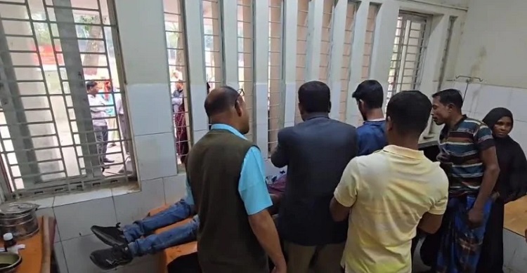 যুবকের দুই হাতের কবজি বিচ্ছিন্ন করল দুর্বৃত্তরা