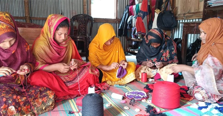 কুরুশ কাঁটার কাজ করে লাখ টাকা আয় উদ্যোক্তা নুরজাহানের