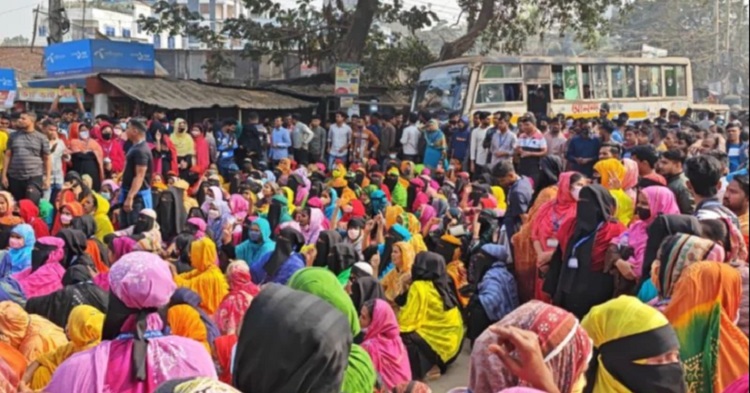 কারখানা বন্ধ ও ছাঁটাই: ফতুল্লায় পোশাক শ্রমিকদের বিক্ষোভ