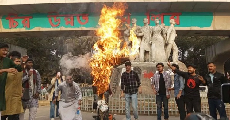 ঢাবিতে কুশপুতুল পুড়িয়ে স্বরাষ্ট্র উপদেষ্টার পদত্যাগ দাবি