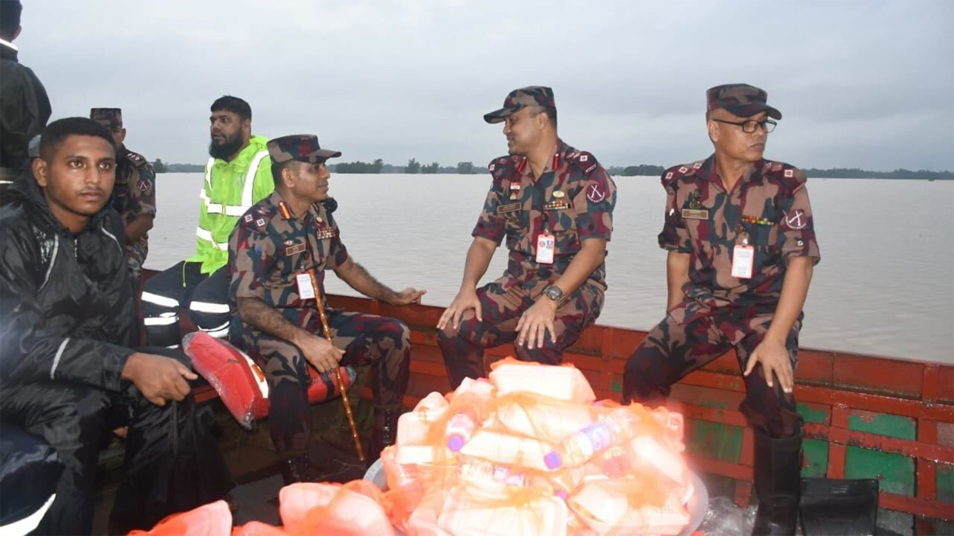ফেনীতে বন্যা দুর্গত মানুষের পাশে বিজিবি