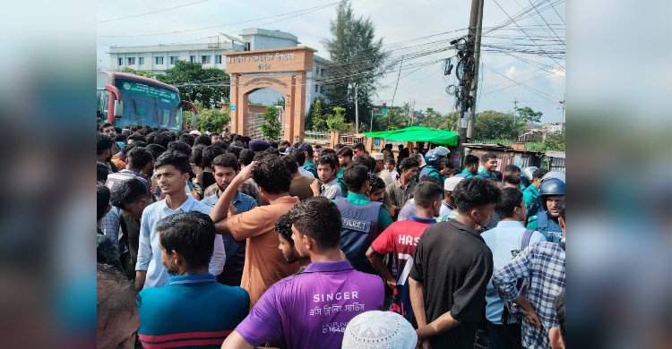 ৮ ঘণ্টা অবরোধের পর বরিশাল-ঢাকা মহাসড়ক ছাড়লেন শিক্ষার্থীরা