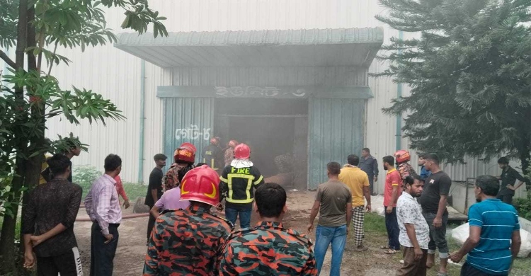 বরিশালের সোনারগাঁও টেক্সটাইলে আগুন