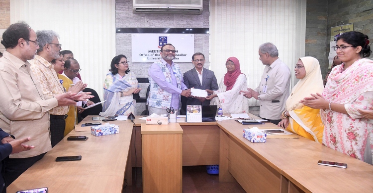 ঢাবিতে ৫ ছাত্রী হলের ৫৮৩ শিক্ষার্থীর জন্য আপৎকালীন আর্থিক সহায়তা শুরু