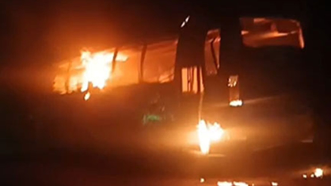 ফরিদপুরে হাইওয়ে থানায় জব্দ করা বাসে আগুন