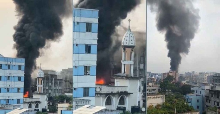 শেওড়াপাড়ায় মেট্রো স্টেশনের পাশের ভবনে আগুন