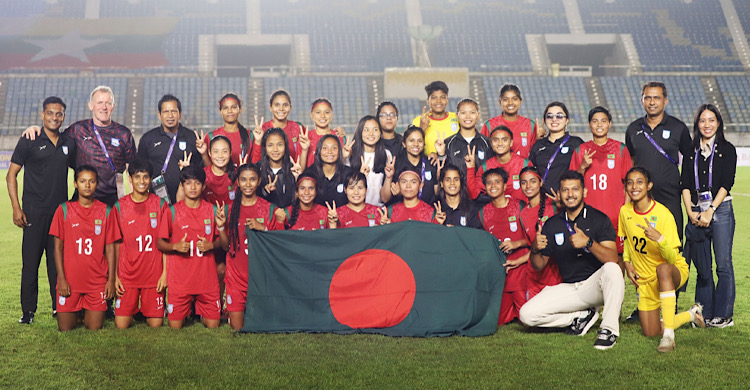 নারী ফুটবল দলকে অর্ধকোটি টাকা পুরস্কার ঘোষণা ক্রীড়া উপদেষ্টার
