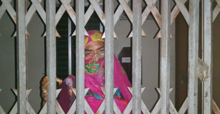 ঋণের কিস্তি পরিশোধ না করায় বিআরডিবি অফিসে তালাবদ্ধ নারী