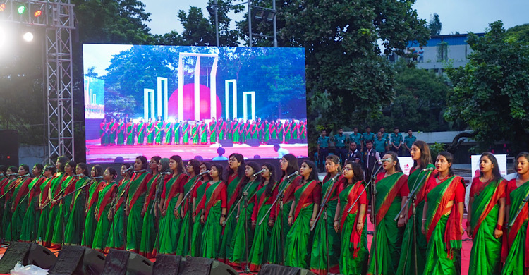 বৃষ্টি উপেক্ষা করেও জুলাই পুনর্জাগরণ অনুষ্ঠানে হাজারো মানুষের ঢল