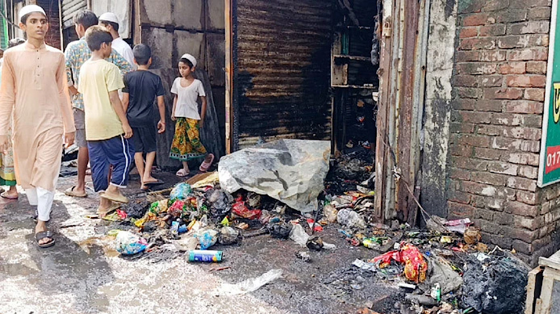 নারায়ণগঞ্জ হকার্স মার্কেটে অগ্নিকাণ্ড, পুড়ে গেছে ৩০ দোকান, আহত ৫