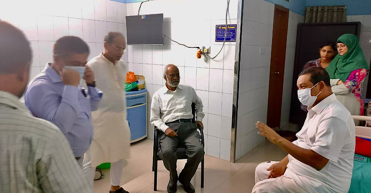 হাসপাতালে চিকিৎসাধীন সাংবাদিক নেতা কাদের গনিকে দেখতে গেলেন মঈন খান