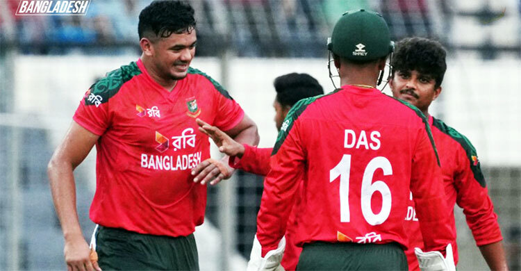 ১১০ রানে অলআউট পাকিস্তান