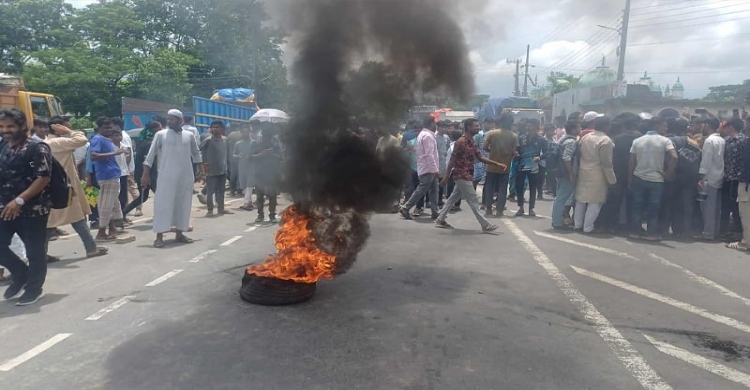 পটিয়ায় বৈষম্যবিরোধী ছাত্র আন্দোলনের মহাসড়ক অবরোধে, ভোগান্তিতে যাত্রীরা