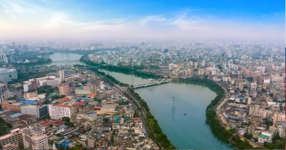 বায়ুদূষণে আজও শীর্ষ পাঁচে লাহোর, ঢাকার উন্নতি