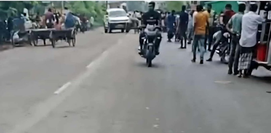 ভ্যানে বাসের ধাক্কায় প্রাণ গেলো দুই জনের