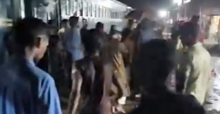 স্টেশনে ট্রেন আটকে টিটিইকে মারধর