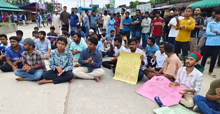 ময়মনসিংহে শিক্ষার্থীদের ব্লকেড কর্মসূচি, তীব্র যানজট