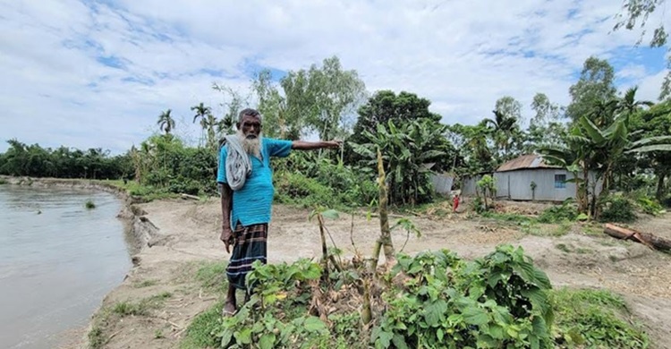 ভিটেমাটি হারিয়ে নিঃস্ব অর্ধশতাধিক পরিবার
