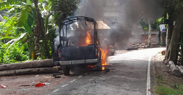গোপালগঞ্জে পুলিশের গাড়িতে আগুন