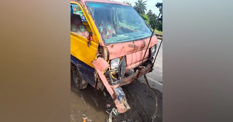 ফেনীতে দাঁড়িয়ে থাকা পিকআপে বাসের ধাক্কা, নিহত ২