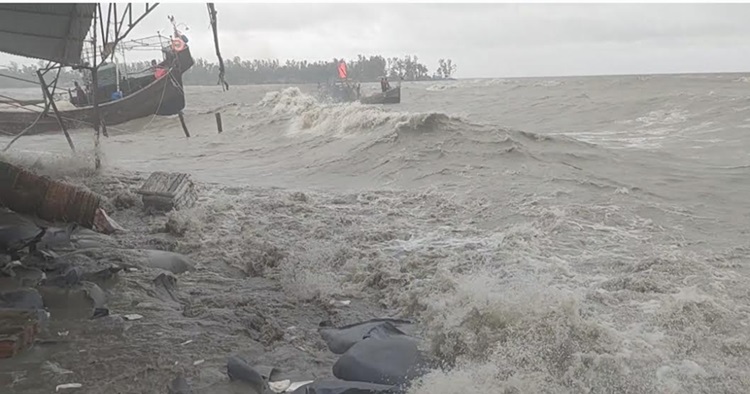 দুর্যোগপূর্ণ আবহাওয়ায় হাতিয়ার সঙ্গে নৌ-যোগাযোগ বন্ধ