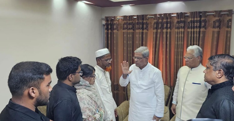 বিমান দুর্ঘটনায় নিহত পাইলট তৌকিরের বাসায় গেলেন বিএনপি মহাসচিব