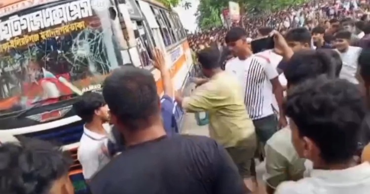 নিয়ন্ত্রণ হারিয়ে ফুটবল খেলার মাঠে ঢুকে পড়ল বাস, নিহত ১