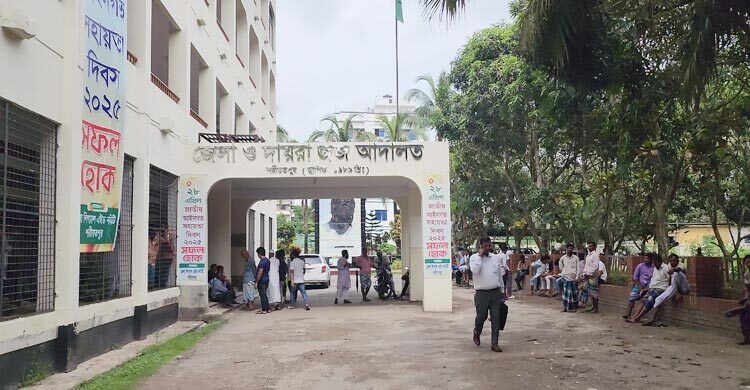 আদালত চত্বর থেকে হাতকড়াসহ পালালেন দুই আসামি