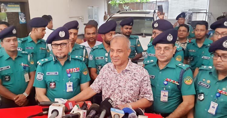 আসামি বেশি হওয়ায় তদন্তে দেরি হচ্ছে: স্বরাষ্ট্র উপদেষ্টা