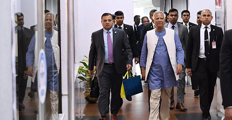 চার দিনের যুক্তরাজ্য সফর শেষে ফিরলেন প্রধান উপদেষ্টা