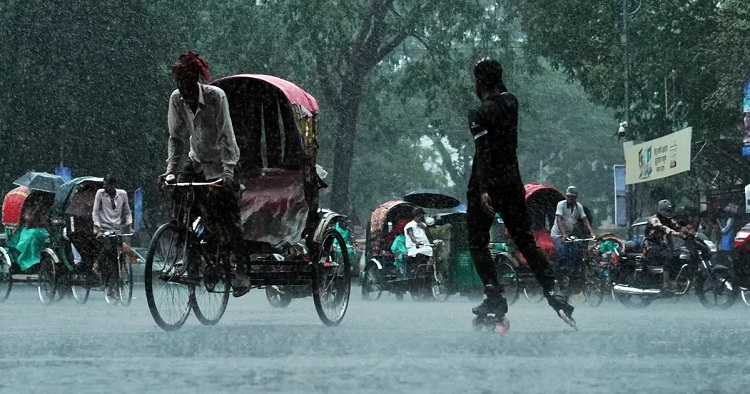 ফের লঘুচাপ: আসছে টানা বৃষ্টি, ১০ জেলায় ঝড়ের পূর্বাভাস