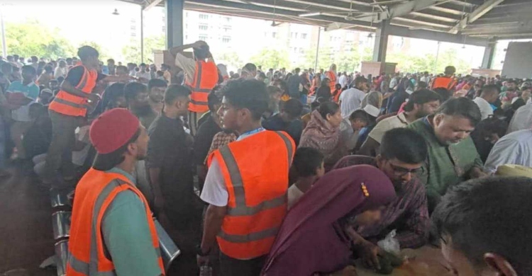 ঈদের দ্বিতীয় দিনে বন্দি থাকা স্বজনকে ঘরের রান্না খাবার দিতে কারাগারে ভিড়