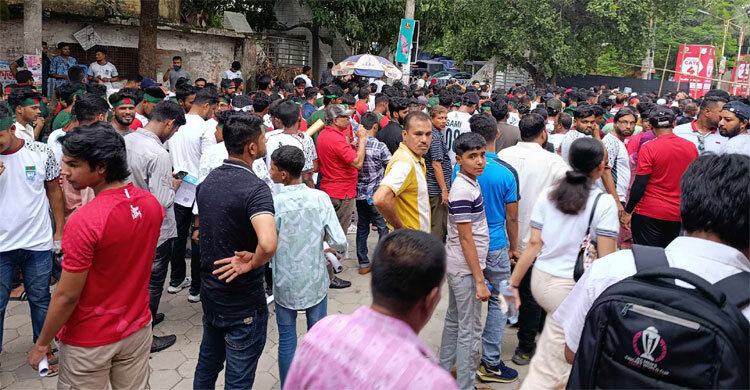ম্যাচ শুরুর ৫ ঘণ্টা আগেই স্টেডিয়ামমুখী দর্শকের ঢল
