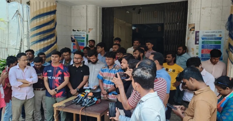 পাঁচ দাবি আদায়ে ২৪ ঘণ্টার আল্টিমেটামে ঢামেক শিক্ষার্থীরা, হল ছাড়েননি কেউ