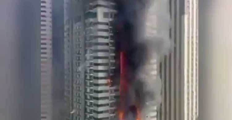 দুবাইয়ের ৬৭তলা ভবনে ভয়াবহ আগুন