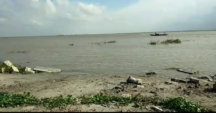 নাটোরের ঝড়ের কবলে নৌকা ডুবে নিখোঁজ জেলে