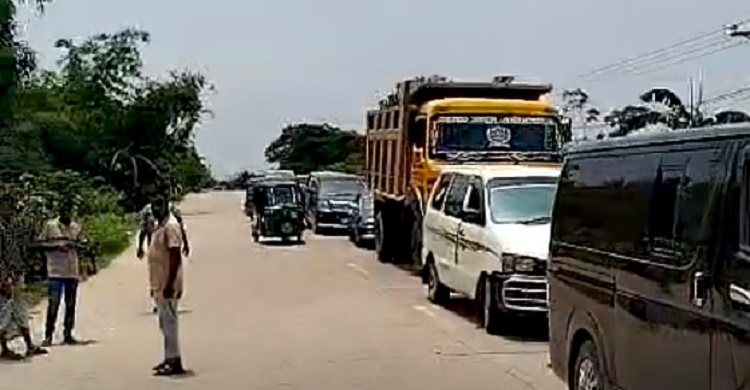 সিলেটে লোডশেডিংয়ের প্রতিবাদে সড়ক অবরোধ করে বিক্ষোভ