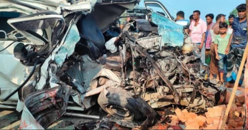 চালক ঘুমিয়ে, হেলপার চালাচ্ছিলেন অ্যাম্বুলেন্স, দুর্ঘটনায় নিহত ১