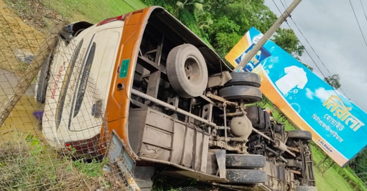বাস-কাভার্ডভ্যানের সংঘর্ষে বাবা-ছেলেসহ নিহত ৩, আহত ১০