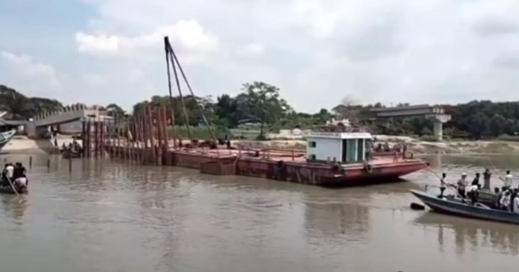 শরীয়তপুরে বাল্কহেডের ধাক্কায় ভাঙ্গল সেতু
