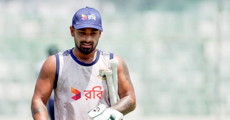 দুই মাইলফলকের সামনে দাঁড়িয়ে লিটন