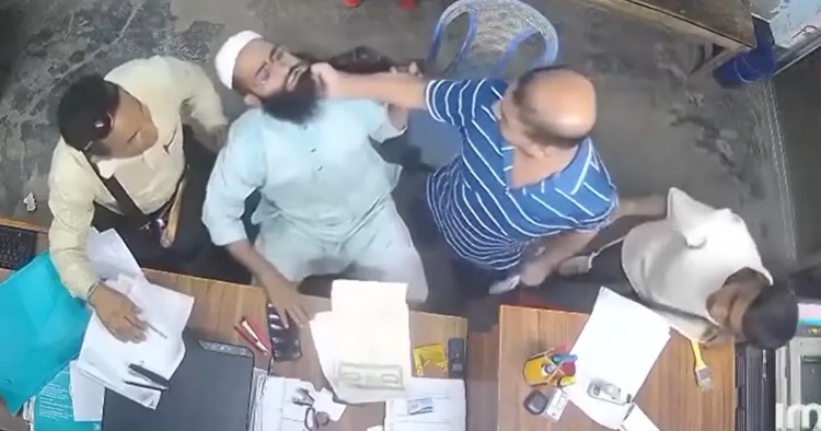 মানিকগঞ্জে চাঁদা না দেওয়ায় দাড়ি টেনে গালাগাল ও মারধরের অভিযোগ